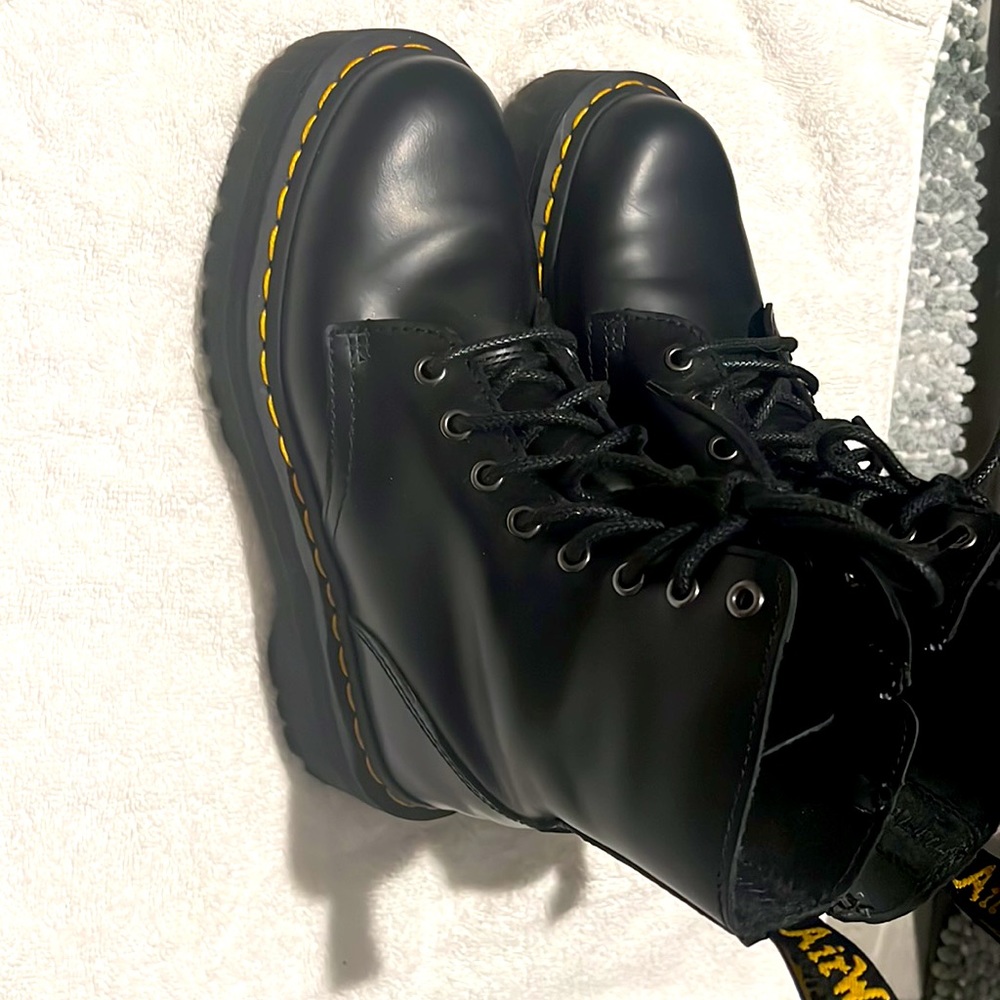 Almost new Dr martens Jadon smooth leather platforms. Size7 women’s.